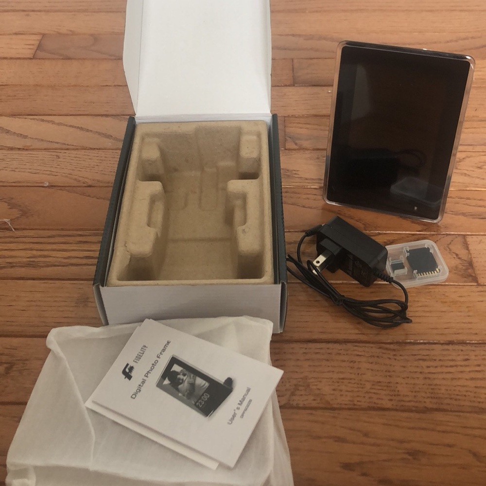 New Digital Photo Frame/Clock/Calendar - Picture 4 of 8